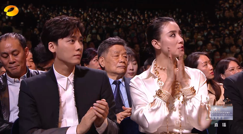 颜值|金鹰闭幕女星颜值大赏：赵丽颖两臂肌肉抢镜，虞书欣像穿粉色大蒜