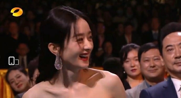 赵丽颖|童瑶斩获金鹰节最佳女演员惹热议，网友：实至名归呀，为什么带赵丽颖