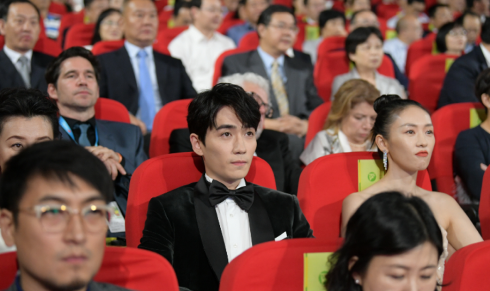 金鹰颁奖星光黯淡台下明星坐得很拥挤提名者到场率创新低