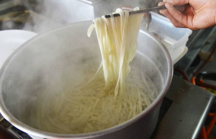 煮面条你还在开水下锅煮难怪煮的面不好吃这才是正确煮法