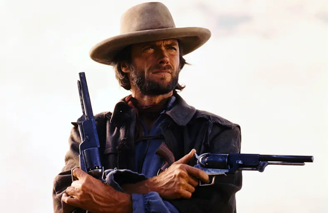 影片的导演,是大名鼎鼎的"西部片英雄"—— 克林特·伊斯特伍德.