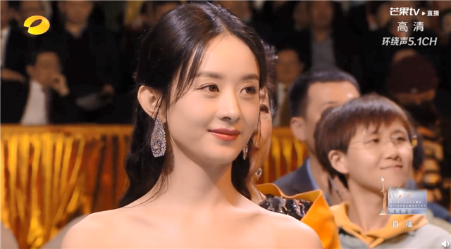 赵丽颖|赵丽颖获金鹰奖最受观众喜爱的女演员，台下的宋茜表情太微妙