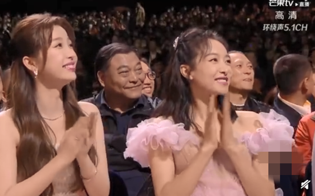 赵丽颖|赵丽颖获金鹰奖最受观众喜爱的女演员，台下的宋茜表情太微妙