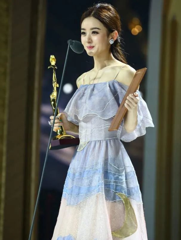 中国电视金鹰奖|赵丽颖二度斩获金鹰奖，成85后小花第一人，上台领奖一脸淡定