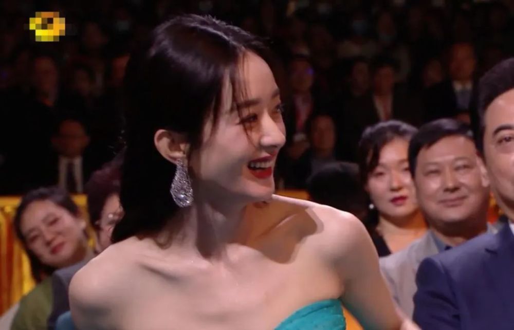 中国电视金鹰奖|赵丽颖二度斩获金鹰奖，成85后小花第一人，上台领奖一脸淡定