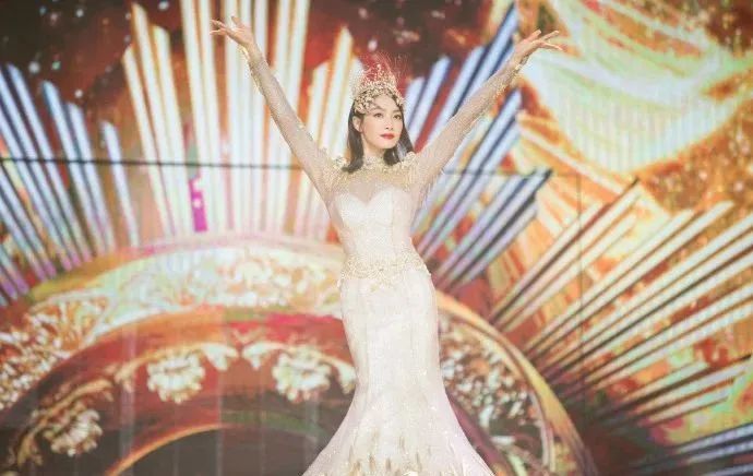 中国电视金鹰奖|赵丽颖二度斩获金鹰奖，成85后小花第一人，上台领奖一脸淡定