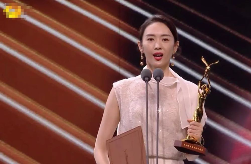 中国电视金鹰奖|赵丽颖二度斩获金鹰奖，成85后小花第一人，上台领奖一脸淡定