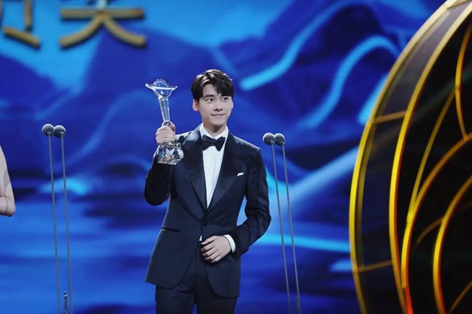 中国电视金鹰奖|赵丽颖二度斩获金鹰奖，成85后小花第一人，上台领奖一脸淡定