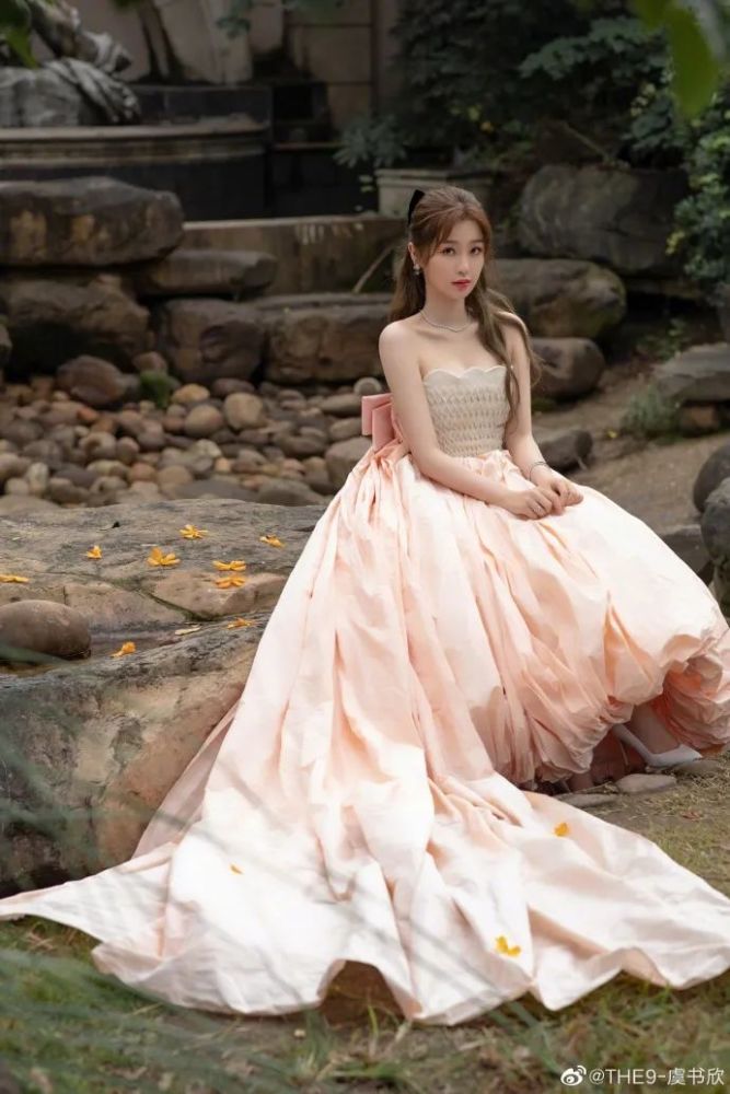 中国电视金鹰奖|赵丽颖二度斩获金鹰奖，成85后小花第一人，上台领奖一脸淡定