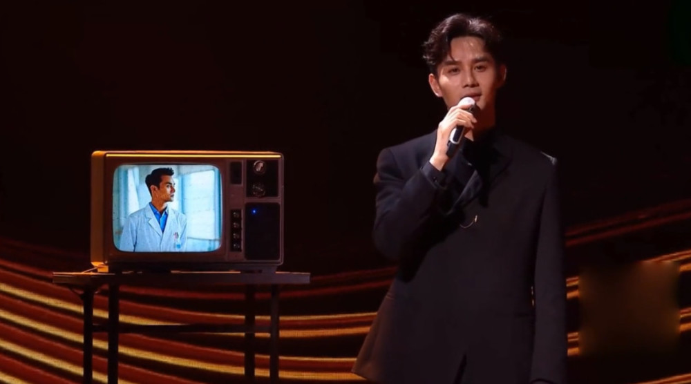 跨年演唱会|第13届金鹰节：任达华童瑶分获帝后 王一博赵丽颖夺最受喜爱演员