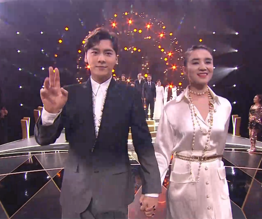 赵丽颖|金鹰奖翻车不断：童瑶获奖感言太尬，宋茜对赵丽颖撇嘴，主持嘉宾集体卡词