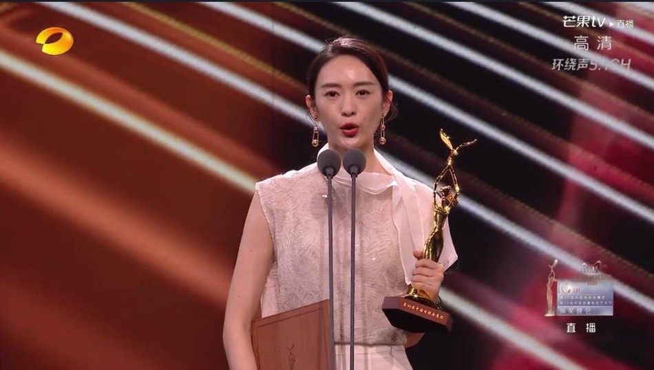 赵丽颖|金鹰奖翻车不断：童瑶获奖感言太尬，宋茜对赵丽颖撇嘴，主持嘉宾集体卡词