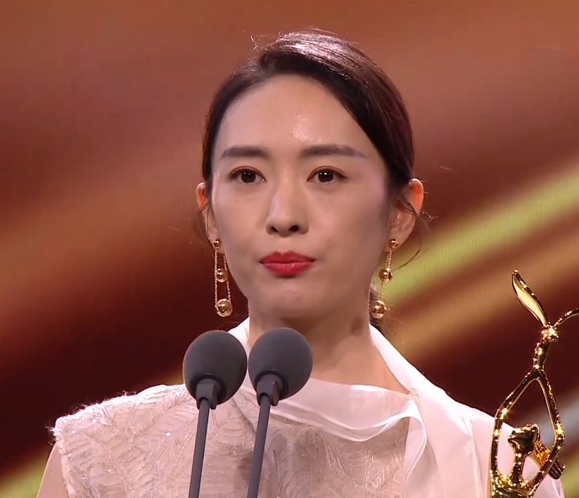 赵丽颖|金鹰奖翻车不断：童瑶获奖感言太尬，宋茜对赵丽颖撇嘴，主持嘉宾集体卡词