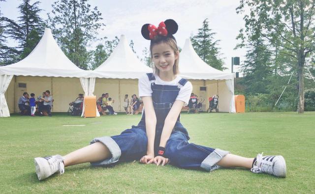 其实陈卓璇在高中时期就展现出了自己的歌唱天赋.