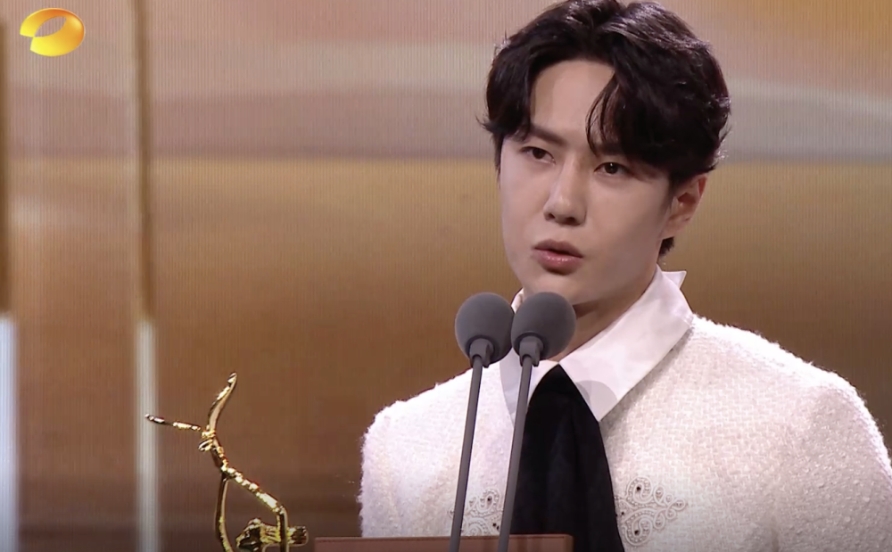 王一博|王一博赵丽颖金鹰节同台领奖，发言声音颤抖带哭腔，暴露脆弱一面