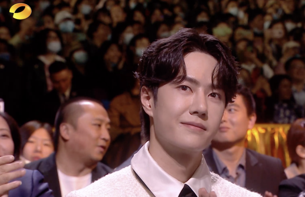 王一博|王一博赵丽颖金鹰节同台领奖，发言声音颤抖带哭腔，暴露脆弱一面