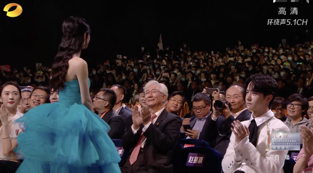 王一博|王一博赵丽颖金鹰节同台领奖，发言声音颤抖带哭腔，暴露脆弱一面