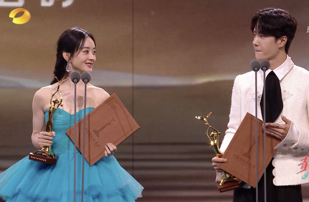 王一博|王一博赵丽颖金鹰节同台领奖，发言声音颤抖带哭腔，暴露脆弱一面