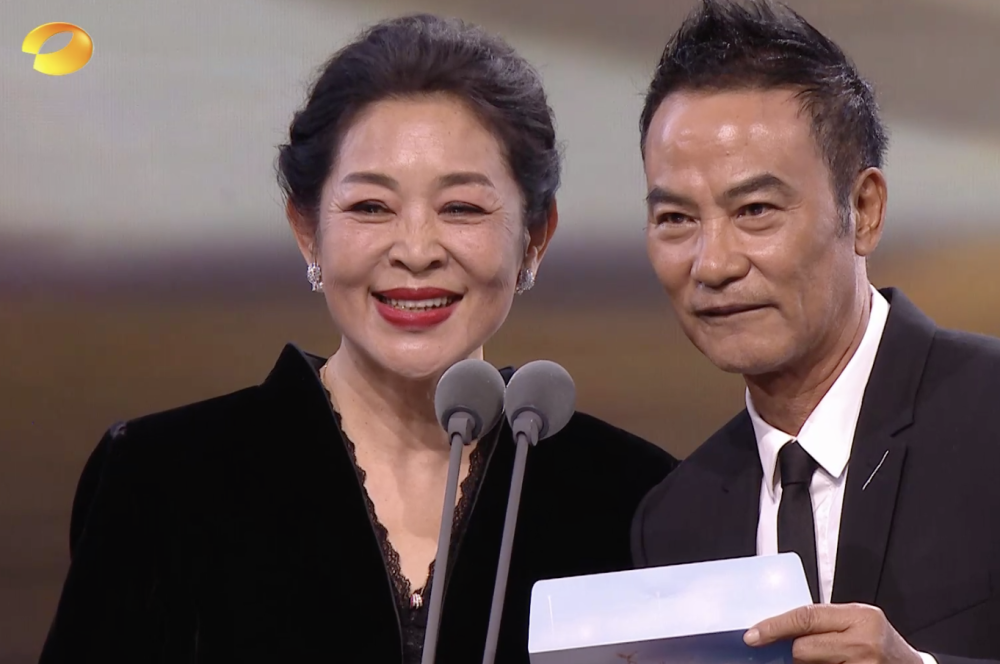 王一博|王一博赵丽颖金鹰节同台领奖，发言声音颤抖带哭腔，暴露脆弱一面