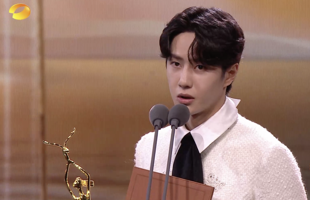 王一博|王一博赵丽颖金鹰节同台领奖，发言声音颤抖带哭腔，暴露脆弱一面