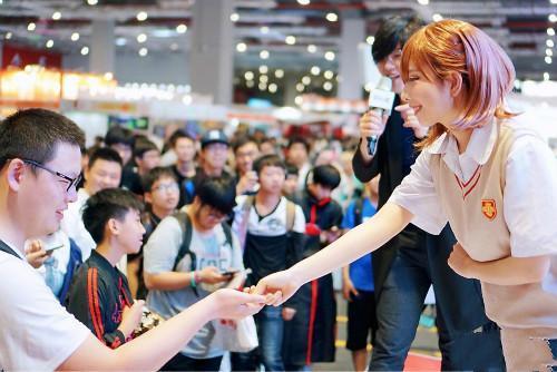 在pf32漫展上一名女coser竟然"真空上阵",并且面对很多人拍照时还露出