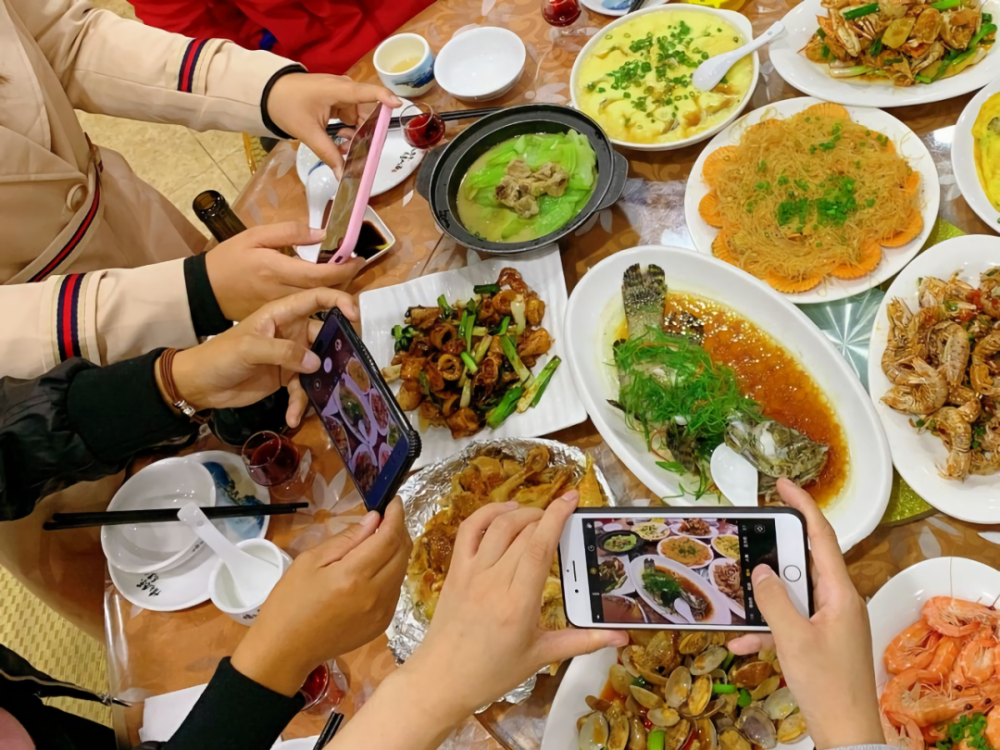 聪明女子相亲带23个亲朋好友来蹭饭,男方当场懵逼!