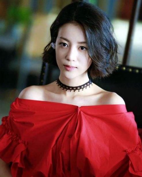 李溪芮|李溪芮演技差也就罢了，情商也不如师妹黄梦莹，难怪赵薇批她矫情