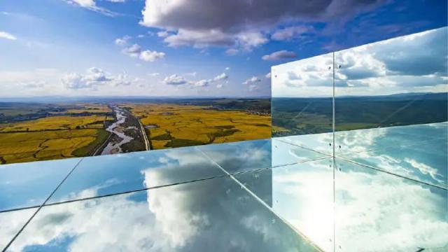 很多景区都会跟风效仿,从玻璃栈道,再到全国各地越来越多的"天空之镜"