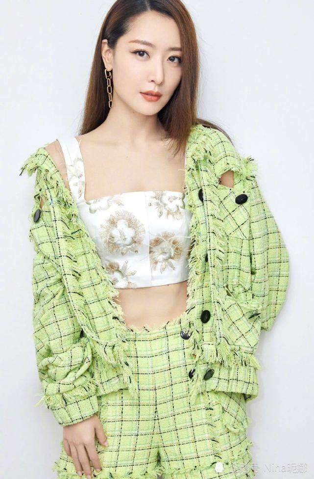 白冰红了放飞自我穿破洞外套配露胃装跳舞雪白蚂蚱肚美得不敢看