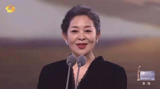 中国电视金鹰奖|金鹰奖最全看点：倪萍曝争议言论，赵丽颖犯迷糊，提词器全程抢镜