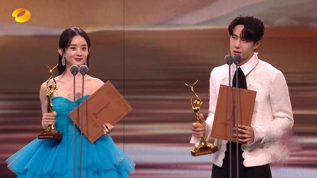 中国电视金鹰奖|金鹰奖最全看点：倪萍曝争议言论，赵丽颖犯迷糊，提词器全程抢镜