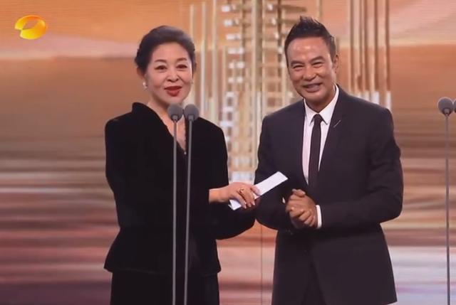 中国电视金鹰奖|金鹰奖最全看点：倪萍曝争议言论，赵丽颖犯迷糊，提词器全程抢镜