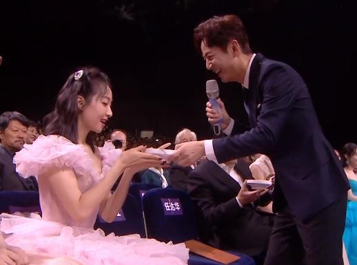 中国电视金鹰奖|金鹰奖最全看点：倪萍曝争议言论，赵丽颖犯迷糊，提词器全程抢镜