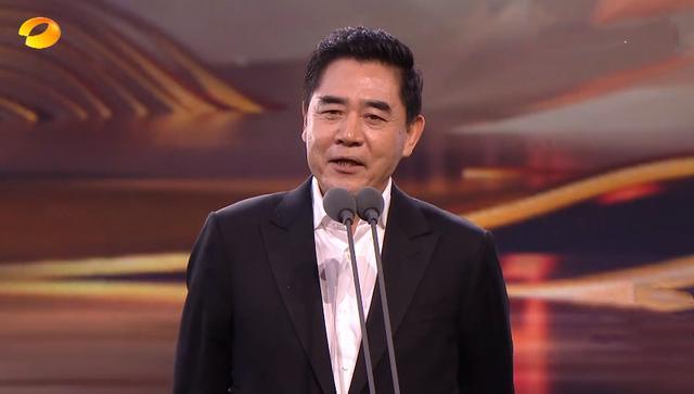 中国电视金鹰奖|金鹰奖最全看点：倪萍曝争议言论，赵丽颖犯迷糊，提词器全程抢镜