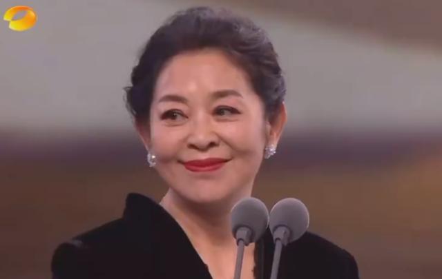 中国电视金鹰奖|金鹰奖最全看点：倪萍曝争议言论，赵丽颖犯迷糊，提词器全程抢镜