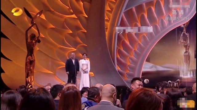 中国电视金鹰奖|金鹰奖最全看点：倪萍曝争议言论，赵丽颖犯迷糊，提词器全程抢镜