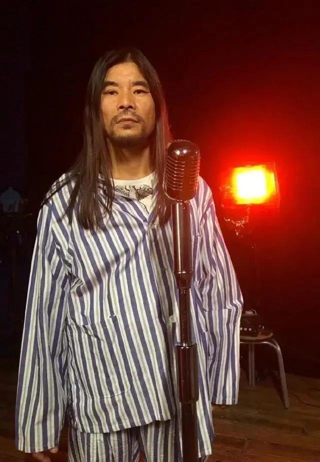 面筋哥|面筋哥穿病服深情献唱，肺癌晚期的他，放不下如日中天的事业！