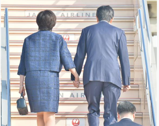 菅义伟偕夫人登机进行首次外访,日媒:不像安倍夫妇,他俩没牵手