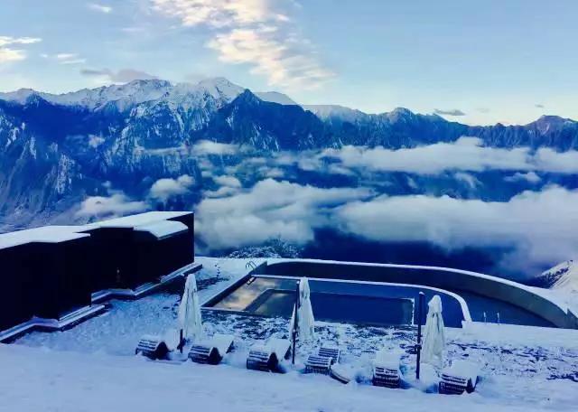 地图上都搜不到的神秘之境开放了!白色教堂美如画,趁人少去拔草