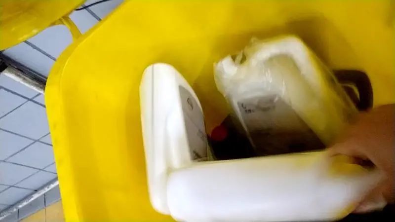 4s店|暗访上汽大众与东风日产4S店：砸坏好零件定损再修 截留油液回收再卖