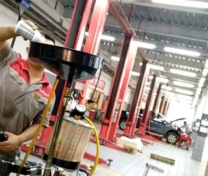 4s店|暗访上汽大众与东风日产4S店：砸坏好零件定损再修 截留油液回收再卖