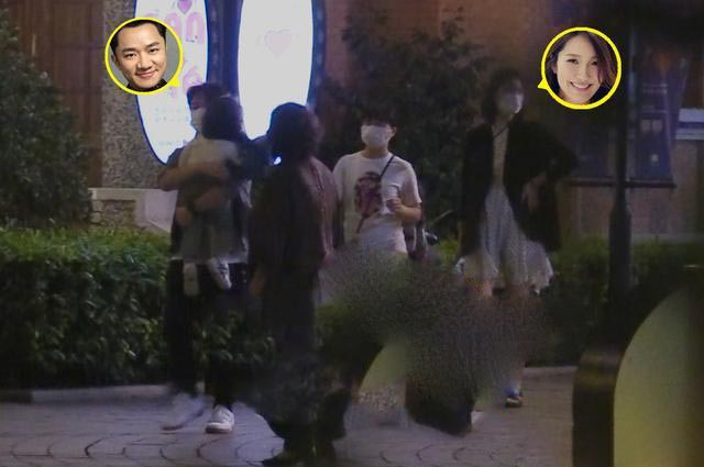 王祖蓝|王祖蓝携妻女深夜聚餐，李亚男挺孕肚撑腰徒步，四肢纤细身姿轻盈