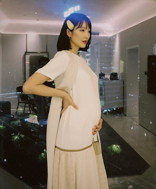 王祖蓝携妻女深夜聚餐,李亚男挺孕肚撑腰徒步,四肢纤细身姿轻盈