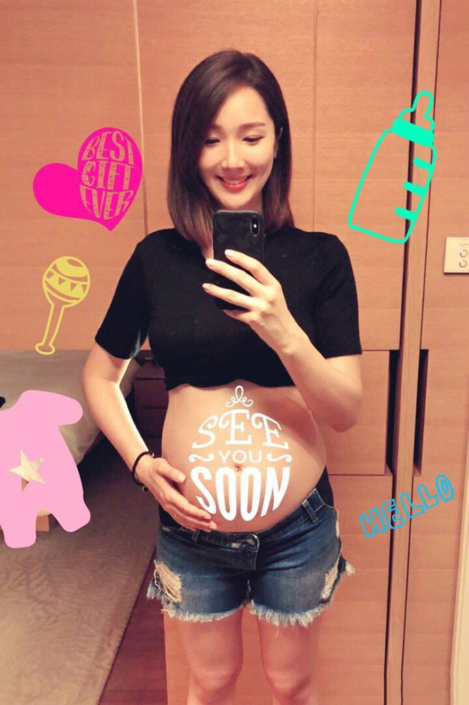 王祖蓝|王祖蓝携妻女深夜聚餐，李亚男挺孕肚撑腰徒步，四肢纤细身姿轻盈