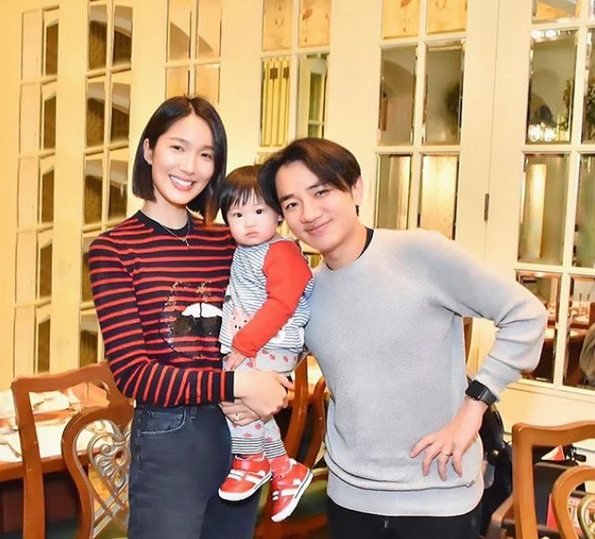 王祖蓝|王祖蓝携妻女深夜聚餐，李亚男挺孕肚撑腰徒步，四肢纤细身姿轻盈