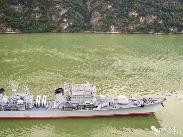 两岸猿声啼不住,国产导弹驱逐舰首次过三峡!网友:最强川江炮舰