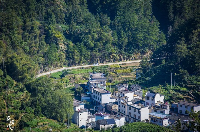 安徽歙县有一座千年古村,位于高山之上,深受自驾爱好者喜爱_腾讯新闻