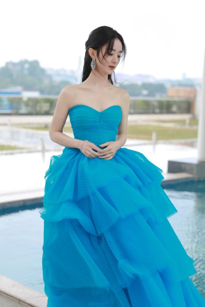 赵丽颖|赵丽颖时尚资源太虐？金鹰奖穿过季礼服被嘲，宋茜周笔畅都是高定
