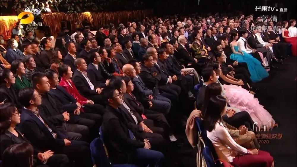 赵丽颖|赵丽颖时尚资源太虐？金鹰奖穿过季礼服被嘲，宋茜周笔畅都是高定