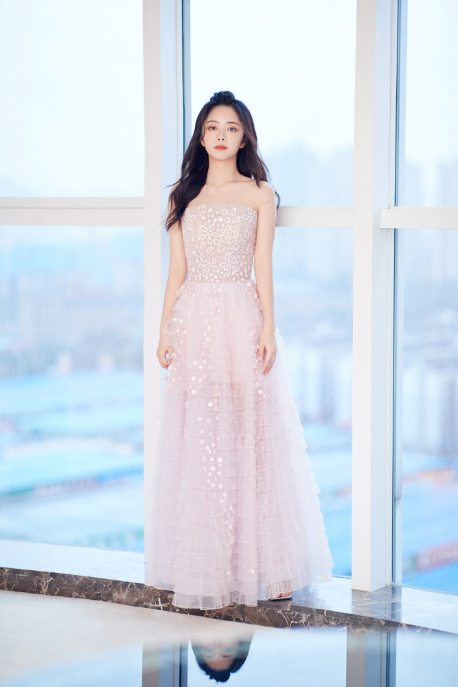 赵丽颖|赵丽颖时尚资源太虐？金鹰奖穿过季礼服被嘲，宋茜周笔畅都是高定